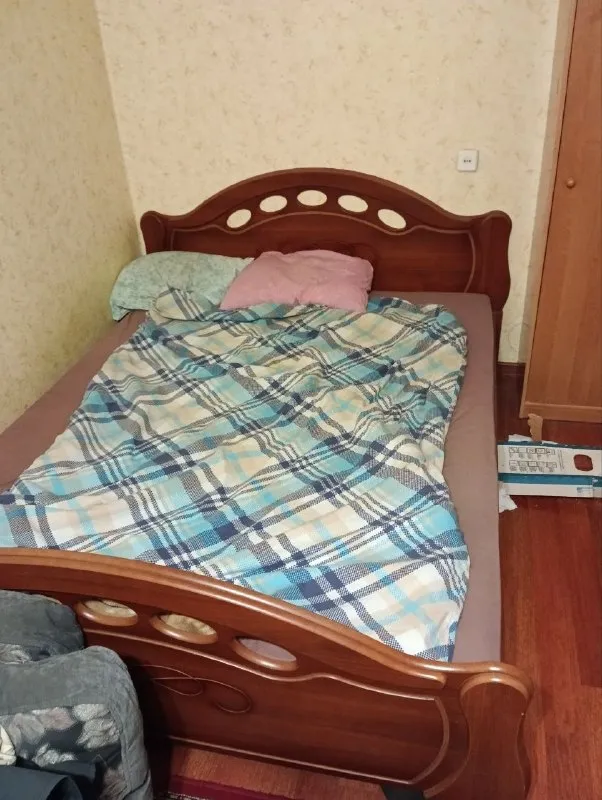 Кровать без матраса