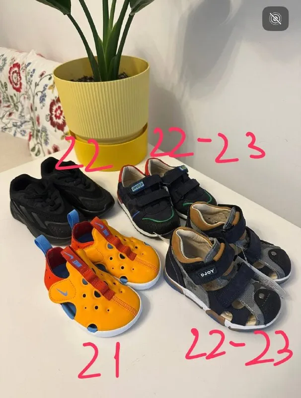 Черные кроссовки от бренда Adidas