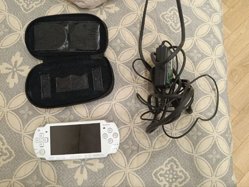 Портативная приставка psp2000