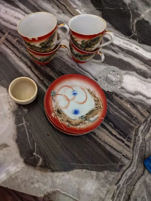 4 кофейные чашки и 2 блюдечка, 2 солонки