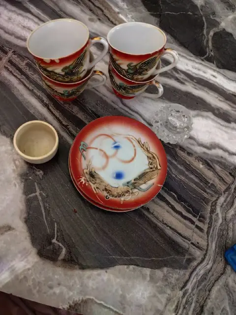 4 кофейные чашки и 2 блюдечка, 2 солонки — Батуми