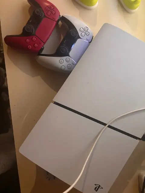 PS5 SLIM 1TB + 2 КОНТРОЛЛЕРА DUALSENSE — Батуми — 1 600 ₾