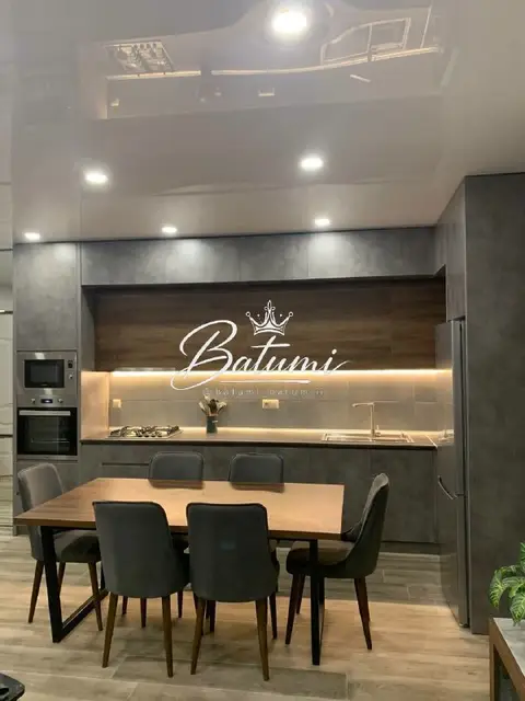 ШИКАРНУЮ НОВУЮ 2+1 в Старом Батуми — Батуми — 1 250 $