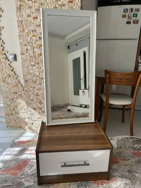 2 прикроватные тумбочки, зеркало и ковёр — Анталия — 4 000 ₺