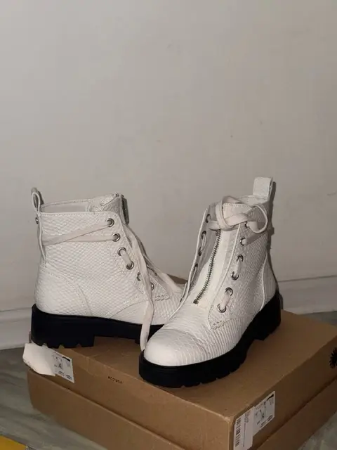 Ботинки UGG W Oakes Фактурная экокожа с тиснением под белую рептилию — Тбилиси — 340 ₾