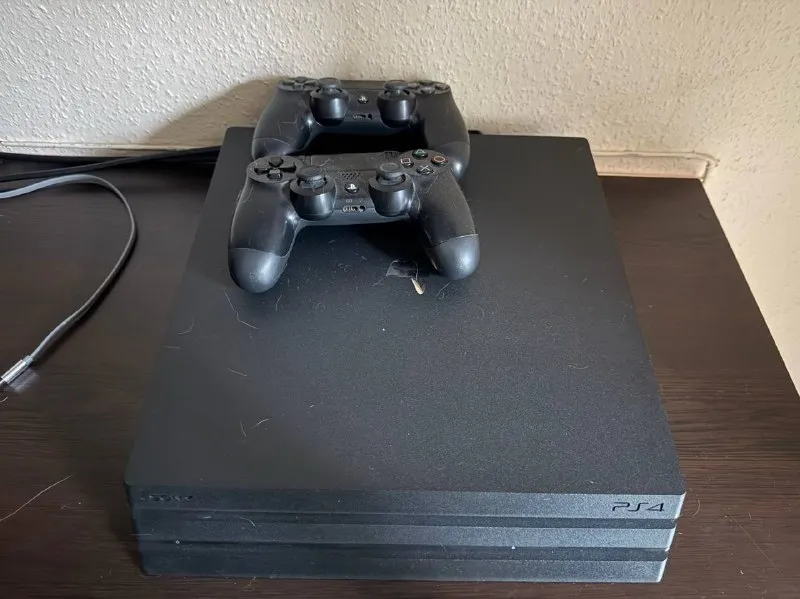 PS4 PRO 1тб + 2 джойстика