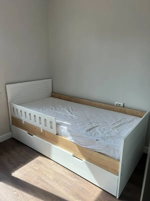 Кровать с выдвижным спальным местом с матрасом