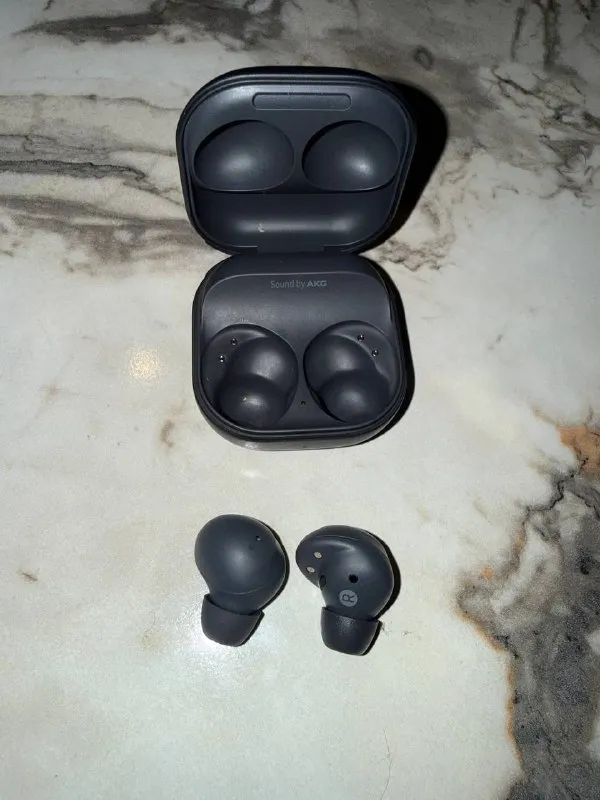 AirPods 2 & Samsung Buds2 Pro