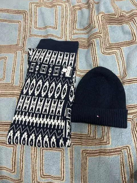 Шапка и шарф TOMMY HILFIGER — Batumi — 45 ₾