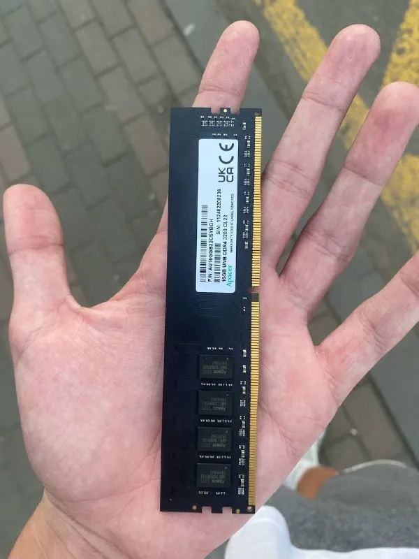 Планка оперативной памяти DDR4 16 ГБ 3200 МГц