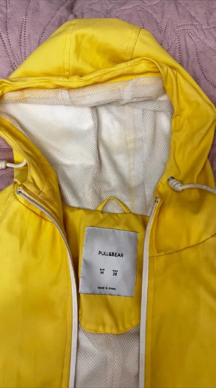 Жёлтый дождевик Pull&Bear