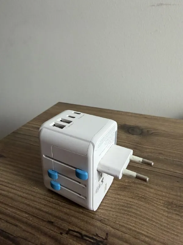 Универсальный адаптер для путешествий с USB