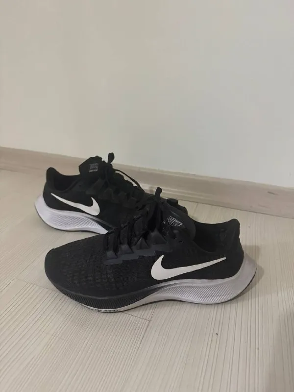 Кроссовки Nike 37.5 разм