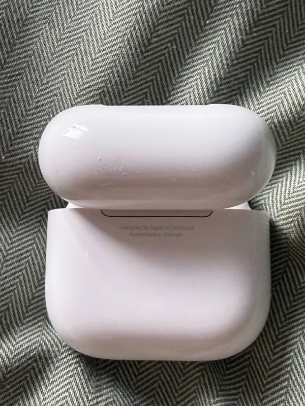 AirPods 4 с активным шумоподавлением