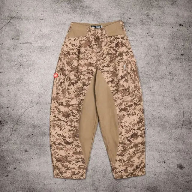 PIXELATE CAMO CARGO PANTS — Батуми — 189 ₾