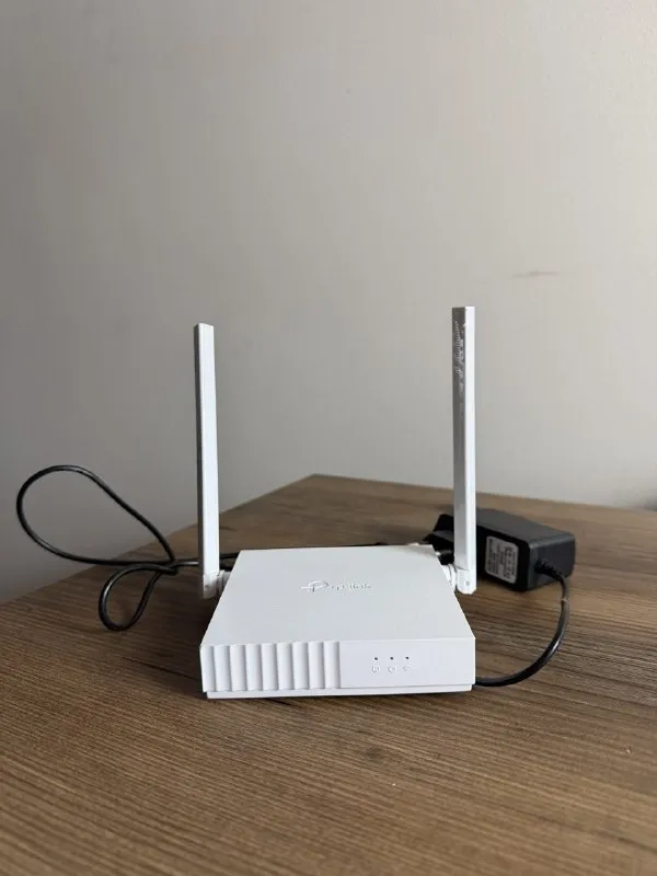 Wi-Fi роутер TP-Link с блоком питания