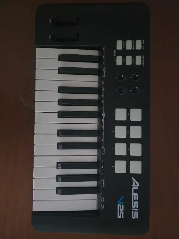 MIDI-клавиатура Alesis V25
