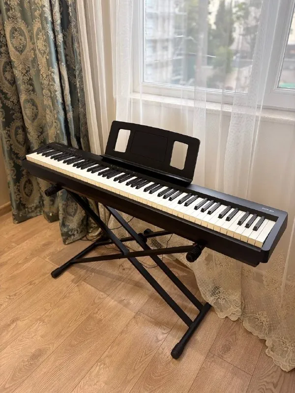 Цифровое пианино Roland FP-10 с подставкой