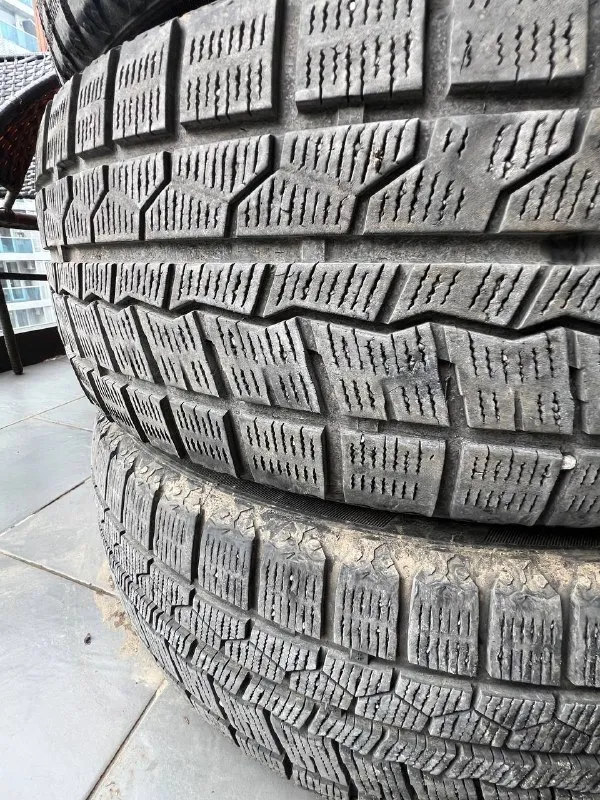 Комплект зимних шин RoadX 225/65 R17